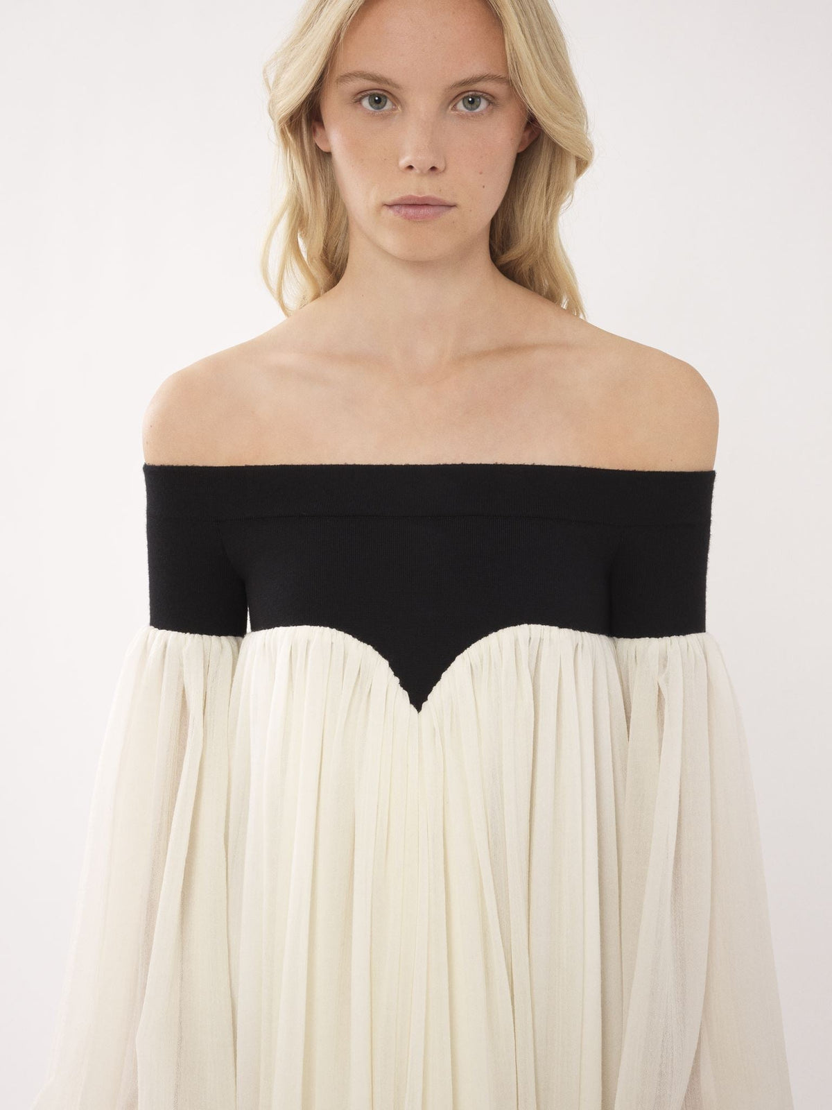 OK PORTE_Robe longue bi-matière à épaules dénudées en laine - Black & White
