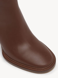 OK PORTE_Bottes Edith à talons 80 en cuir - Brunet Brown