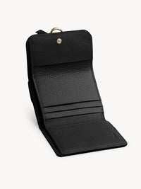NO PORTE_Portefeuille compact à trois volets Alphabet en cuir - Black Beauty