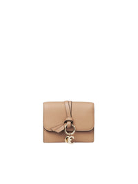 NO PORTE_Portefeuille compact à trois volets Alphabet en cuir - Light Tan