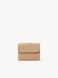 NO PORTE_Portefeuille compact à trois volets Alphabet en cuir - Light Tan