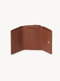 NO PORTE_Mini portefeuille à trois volets Chloé Sense en cuir - Caramel