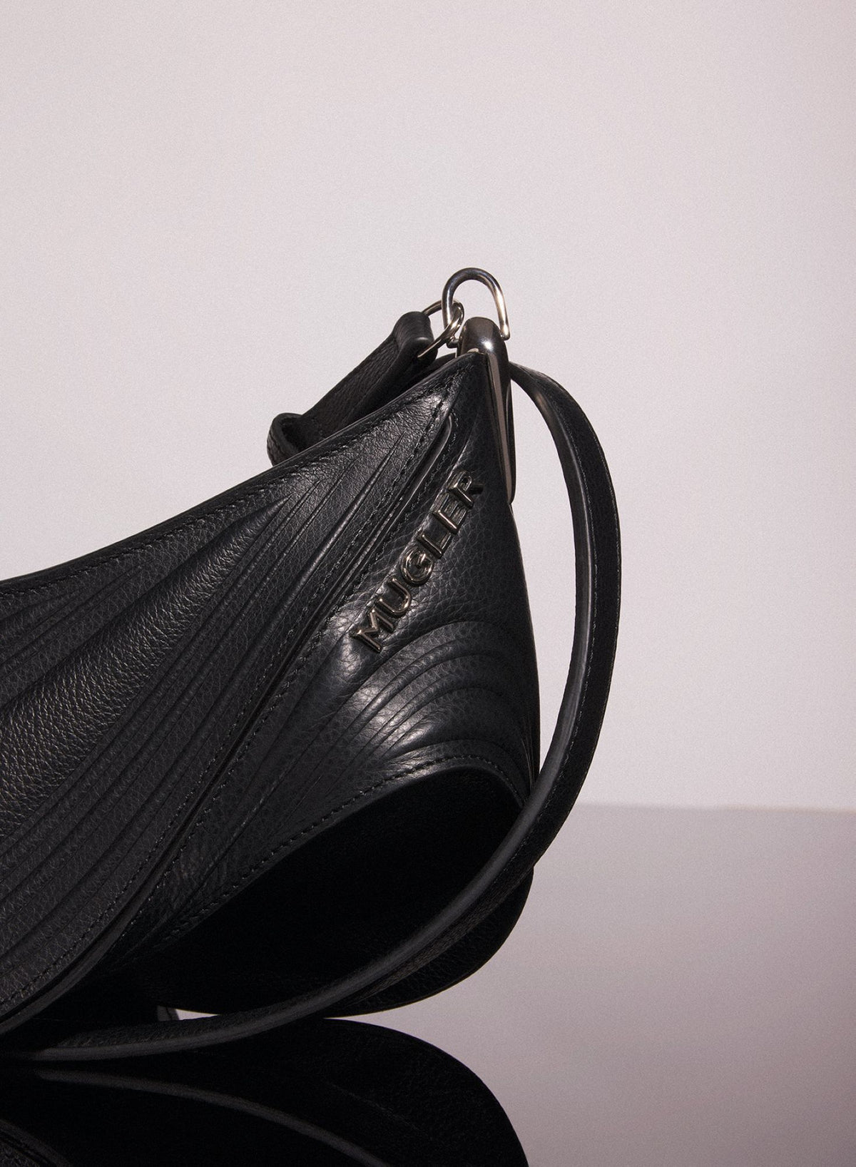 BLACK SMALL EMBOSSED SPIRAL CURVE 01