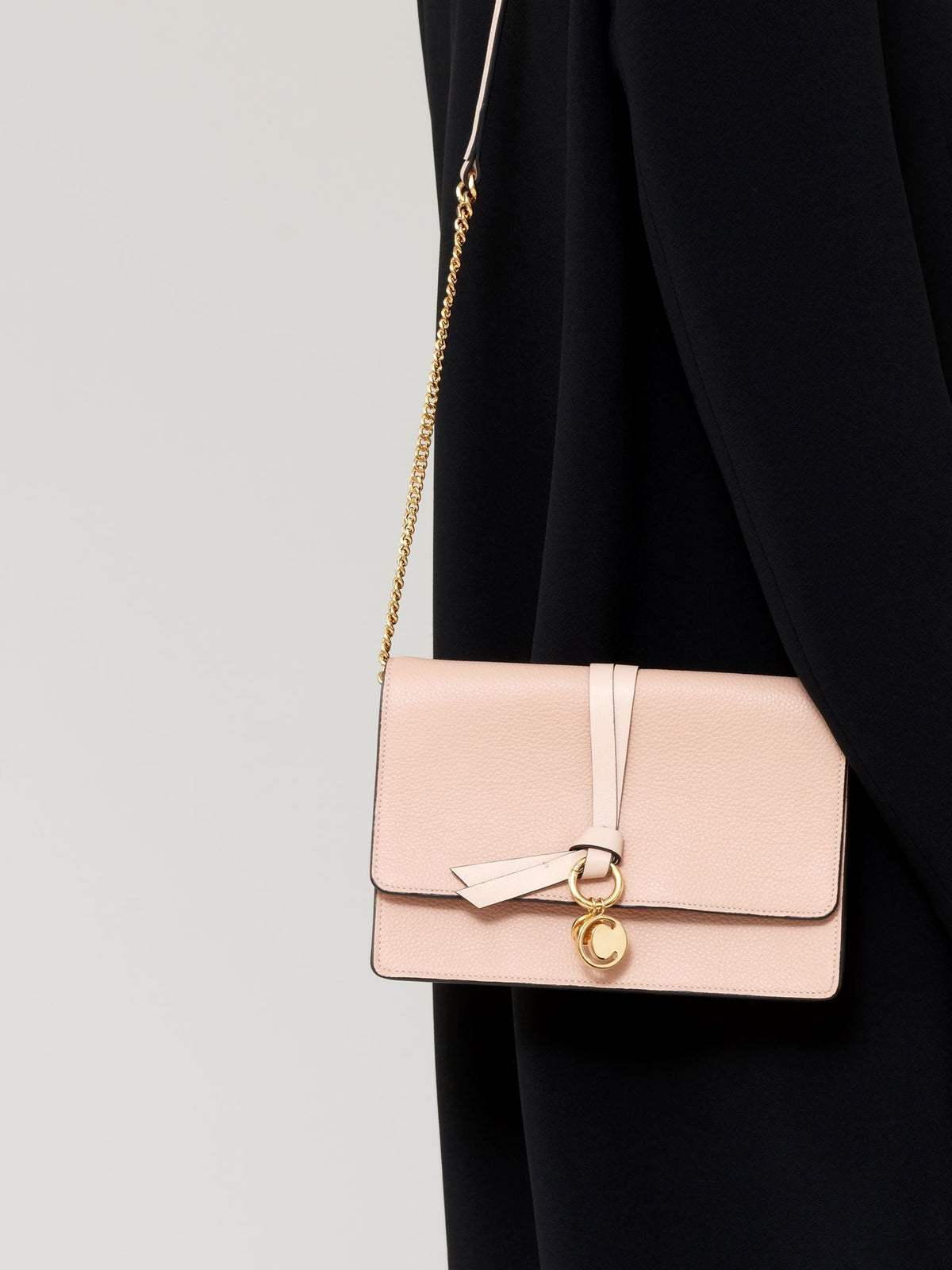 OK PORTE_Mini sac pochette à chaine Alphabet en cuir - Cement Pink
