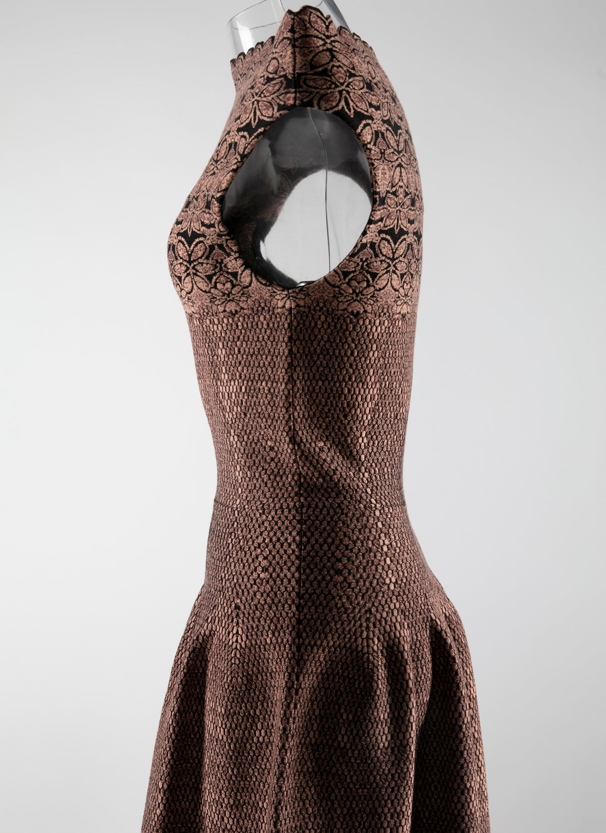 Robe mi-longue col bateau à ourlet festonné - Noir & Marron