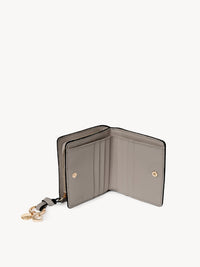 OK PORTE_Portefeuille compact zippé Alphabet en cuir - Cashmere Grey