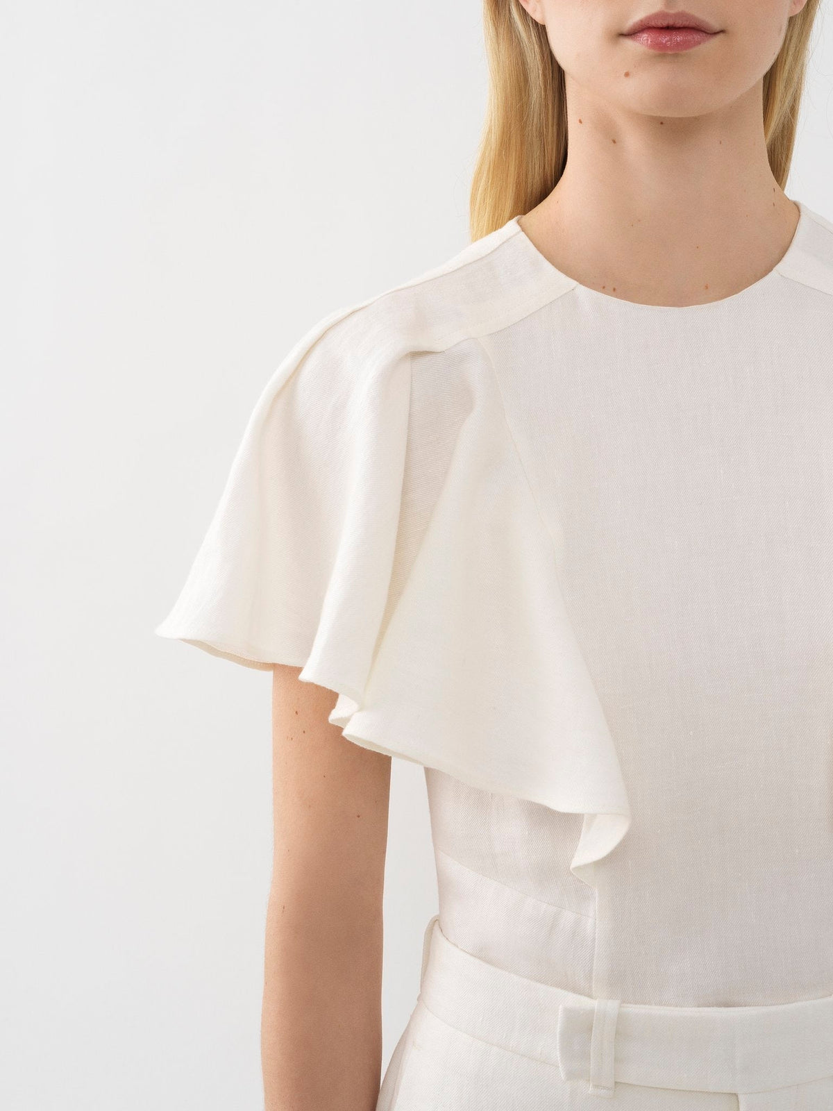 OK PORTE_Blouse volantée sans manches en lin - Iconic Milk