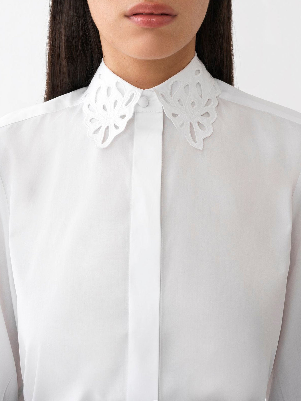 OK PORTE_Chemise classique détails à col - White