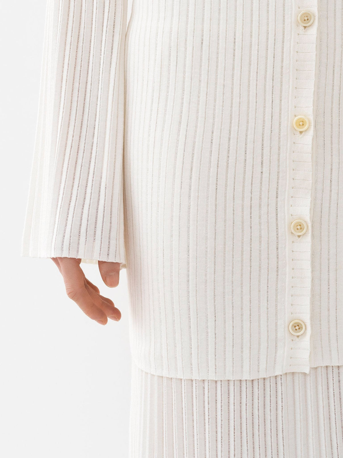 OK PORTE_Cardigan à col V tricoté en soie - Iconic Milk
